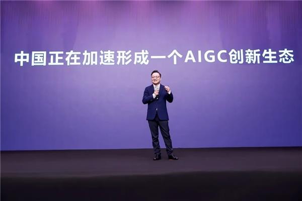 黑马AIGC峰会燃爆！ 吴太兵论道创意软件AI时刻“数字人”周鸿祎首次现身