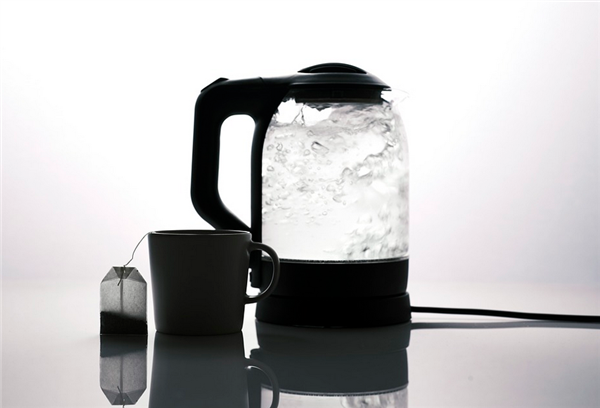 电热水壶烧的水 损伤神经还致癌？夏天这3种水真要少喝