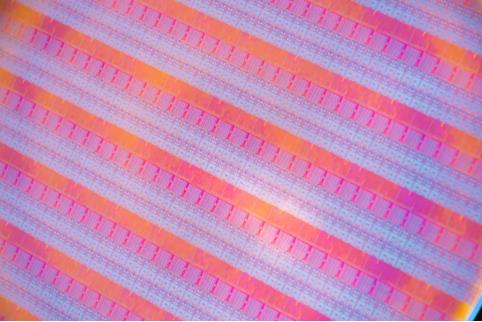 英特尔PowerVia技术率先实现芯片背面供电  突破互连瓶颈