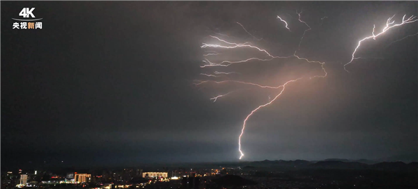 海南现震撼闪电 犹如在夜空爬行：火蛇般照亮夜空