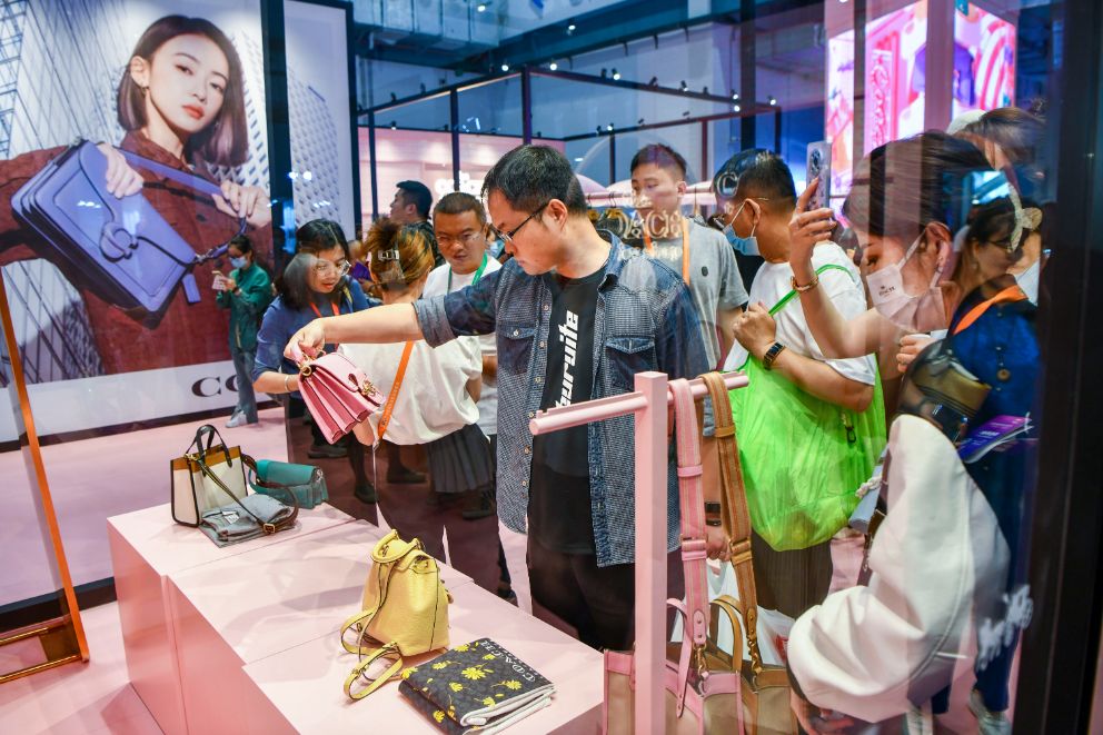 再度翻红!蔻驰成为母公司业绩增长“顶梁柱”