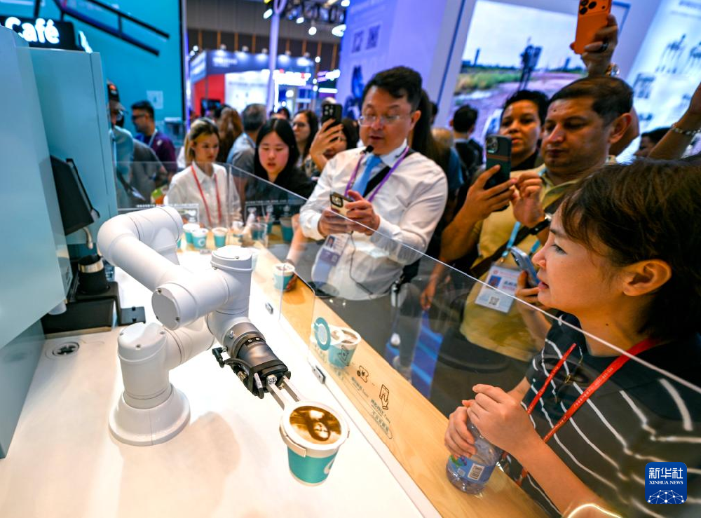“圈粉”境外采购商 中国机器人登上广交会“主舞台”