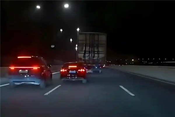 高速公路上一车龟速占道引众怒:两车轮番上前“堵截”