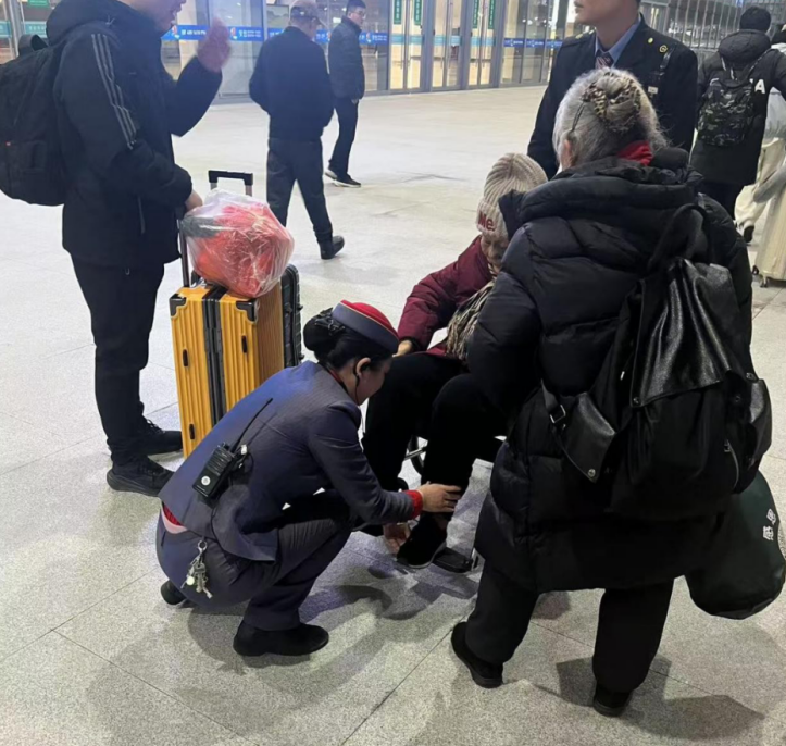 高铁上的暖心守护:列车长细心照料八旬老人