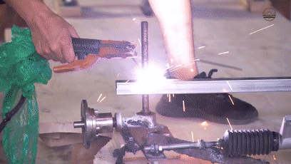 给孩子买豪车就差2个亿怎么办？用电锯做了一辆！