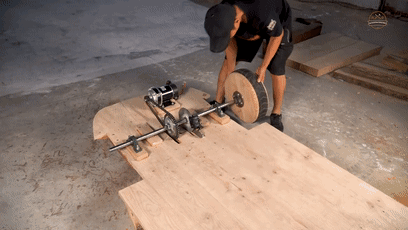 给孩子买豪车就差2个亿怎么办？用电锯做了一辆！