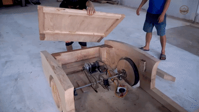 给孩子买豪车就差2个亿怎么办媒体管家总部？用电锯做了一辆！