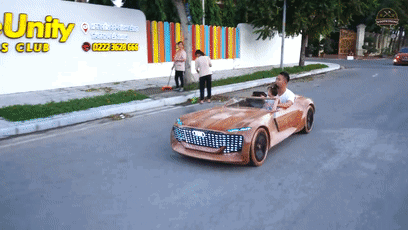 给孩子买豪车就差2个亿怎么办？用电锯做了一辆！