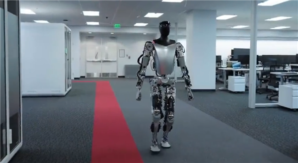 马斯克秀肌肉!特斯拉擎天柱机器人最新演示:AI大提升、行走更自然