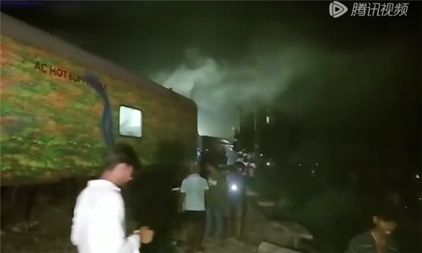 印度三辆列车相撞已致233死 直击事故救援现场 幸存者：十几个人压在我身上