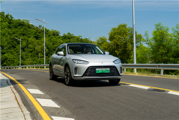 体验超越传统豪华燃油车 AITO问界M5为何能平替BBA？