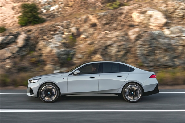 全新宝马5系发布：内饰、科技大升级 看眼后视镜就能自动变道