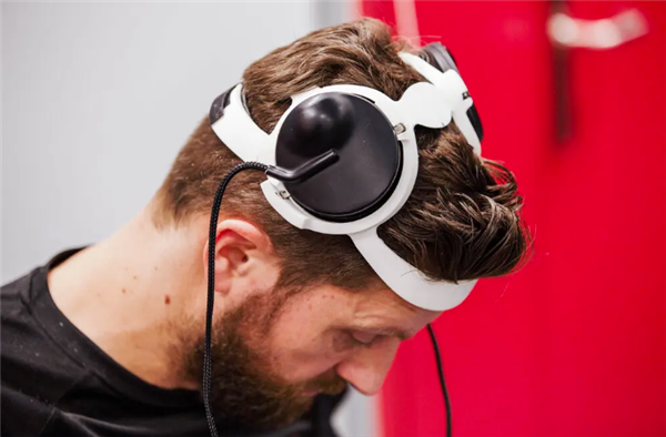 突破！脑脊接口让瘫痪者恢复独立行走