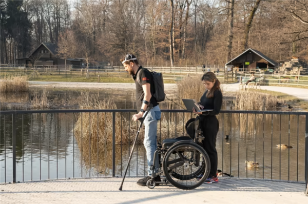 突破！脑脊接口让瘫痪者恢复独立行走