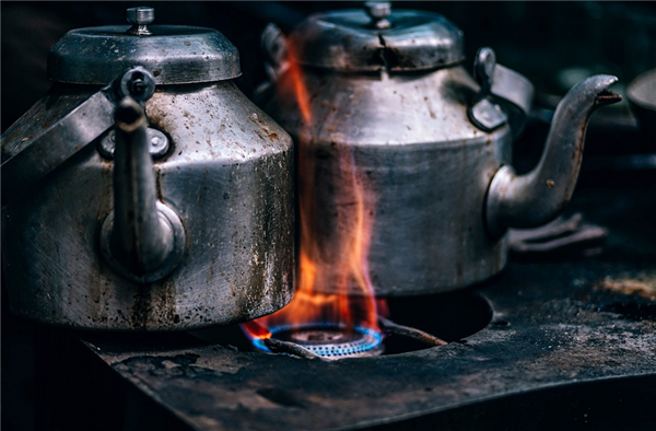 电热水壶烧的水 损伤神经还致癌？夏天这3种水真要少喝