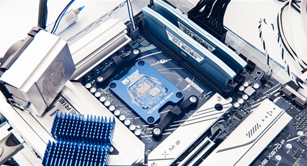 锐龙7 7800X3D开盖“果奔”：60秒后 惨烈一幕出现