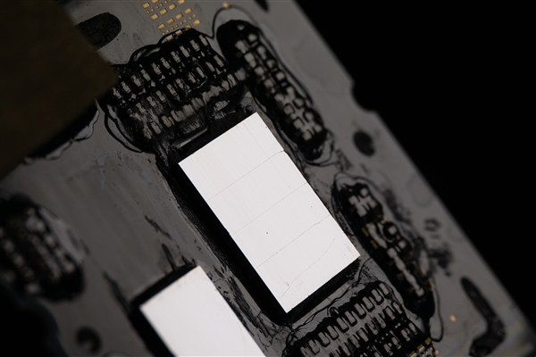 锐龙7 7800X3D开盖“果奔”：60秒后 惨烈一幕出现