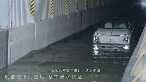 针刺只是小儿科！吉利银河L7电池遭“蹂躏”：跌落水泡火烧撞击均无碍