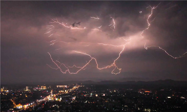 海南现震撼闪电 犹如在夜空爬行：火蛇般照亮夜空