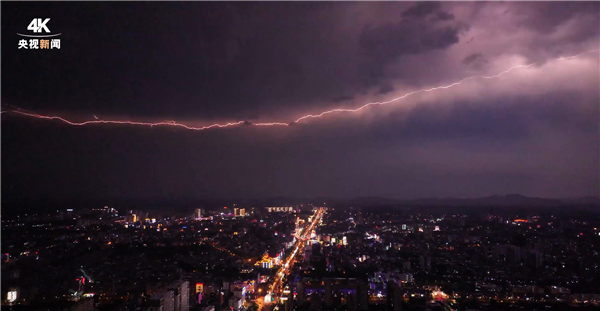 海南现震撼闪电 犹如在夜空爬行：火蛇般照亮夜空