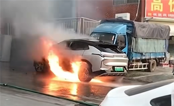 安徽一新能源车路上起火后传出爆响：车身零件被炸烂