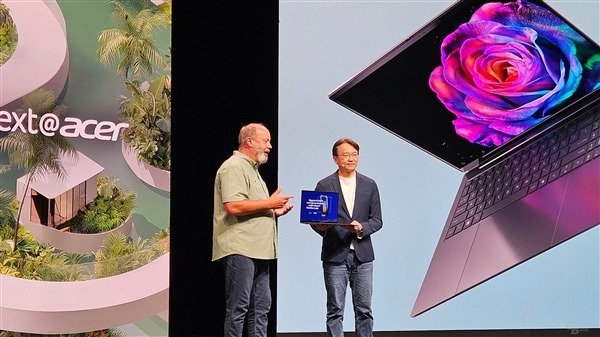 微星展示全球首批Panther Lake笔记本：记者上手连连惊呼