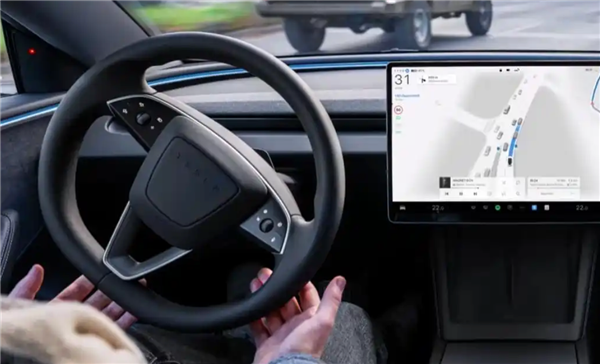 真自动驾驶！车主实测特斯拉FSD V14 全程玩手机没任何提示