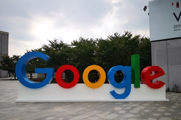 谷歌AI眼镜官宣明年问世：搭载Gemini多模态模型