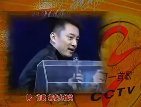 “前央视最帅主持”亚宁重回舞台：56岁满头白发 已是大厂高管