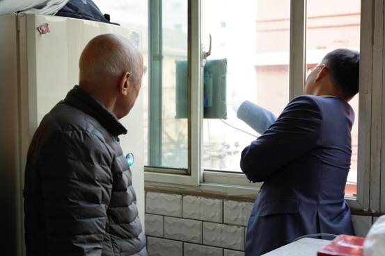 【新春走基层】擦玻璃、剪窗花、免费理发……经纪人志愿者陪社区老人迎新春(图2)