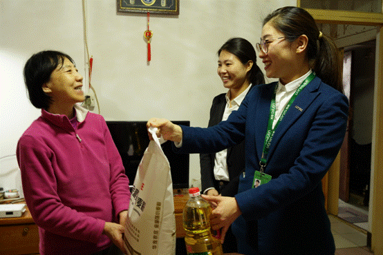 【新春走基层】擦玻璃、剪窗花、免费理发……经纪人志愿者陪社区老人迎新春(图5)