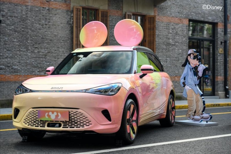 携手迪士尼中国灵动出“奇”，smart米奇限定艺术车魔都首秀(图2)