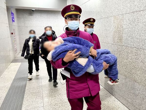 耄耋老人晕倒地铁站，他们紧停演练奔向站台