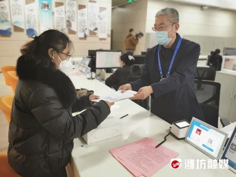 审批大厅里，局长为啥变成了“服务员”？